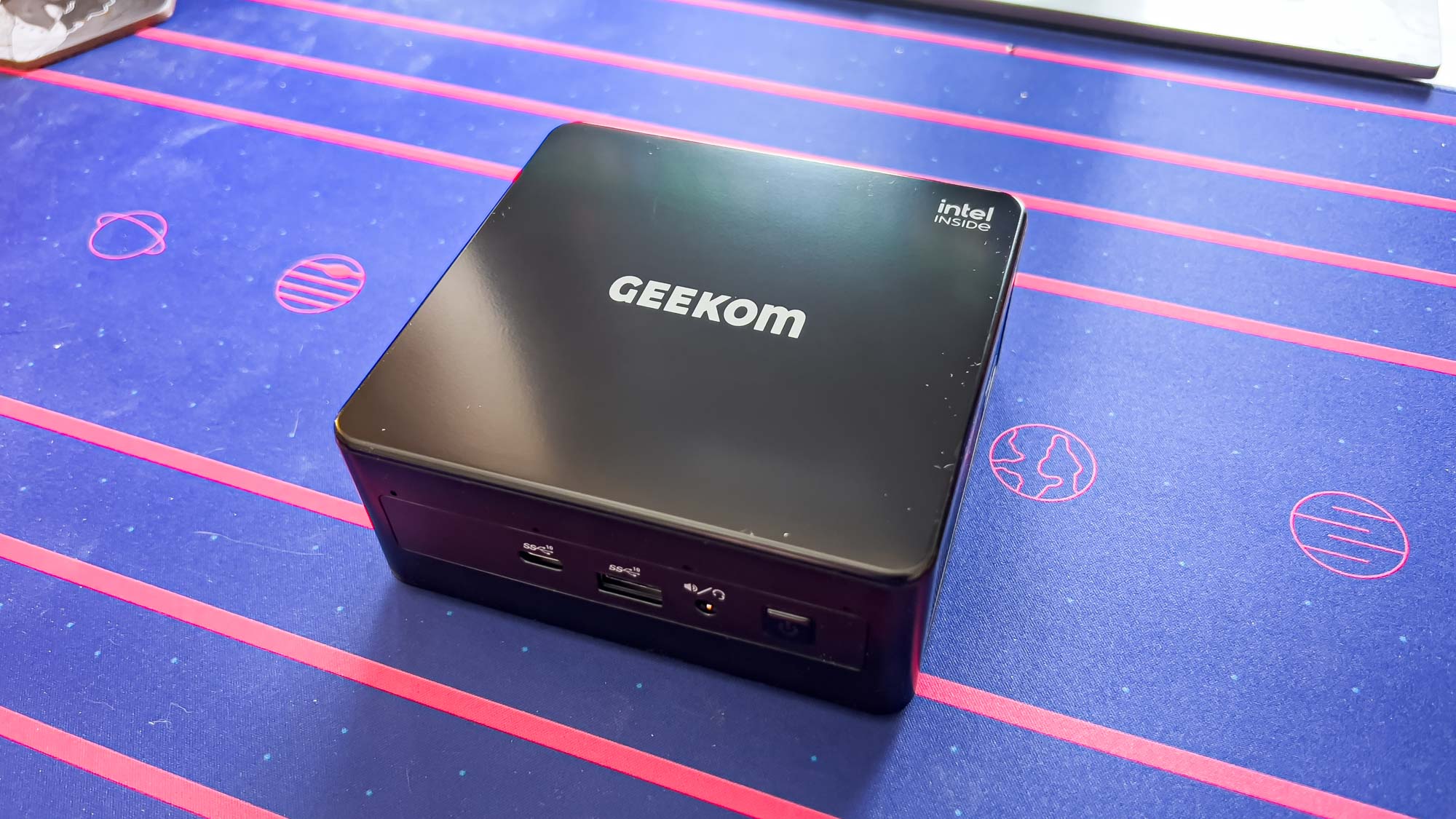 Geekom Mini IT8 on desk