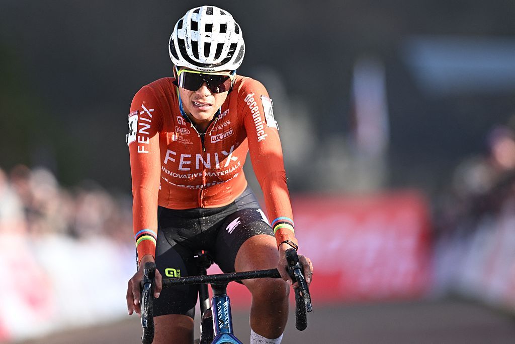 'I suffered a lot' - Ceylin del Carmen Alvarado returns to the cyclocross field after injury with an excellent third place in Flamanville