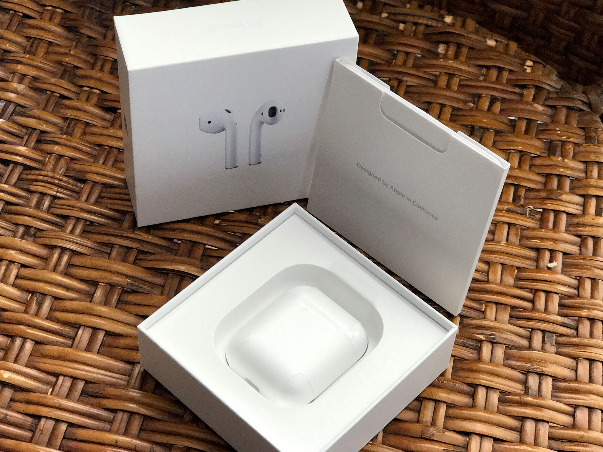 Airpods фото коробки. AIRPODS 2. Earpods 2 коробка. AIRPODS 2 Box. Аирподс 2 коробка.