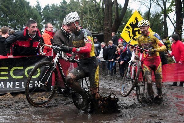 Sven Nys and Klaas Vantornout at the head of the race.