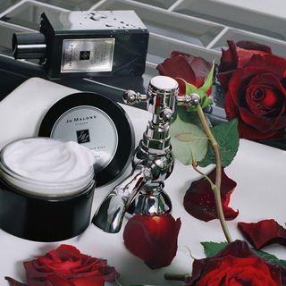 washbasin with tap and rose