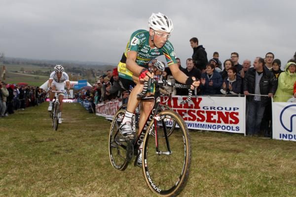Sven Nys (Landbouwkrediet) putting the pressure on Zdenek Stybar (Quick Step)