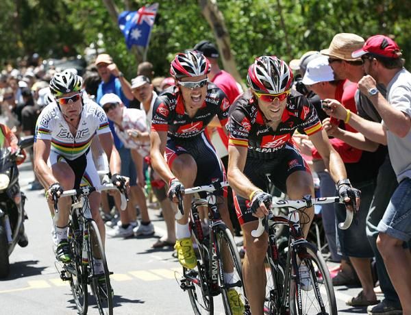 The Caisse d&rsquo;Epargne riders Sanchez and Valverde claim the points over the second climb