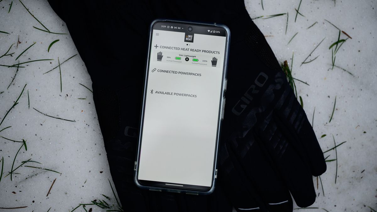 Giro Vulc Lightweight heated gloves detail of connection in app