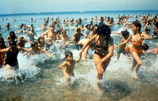 people run out of the water on the beach in Jaws (1975)