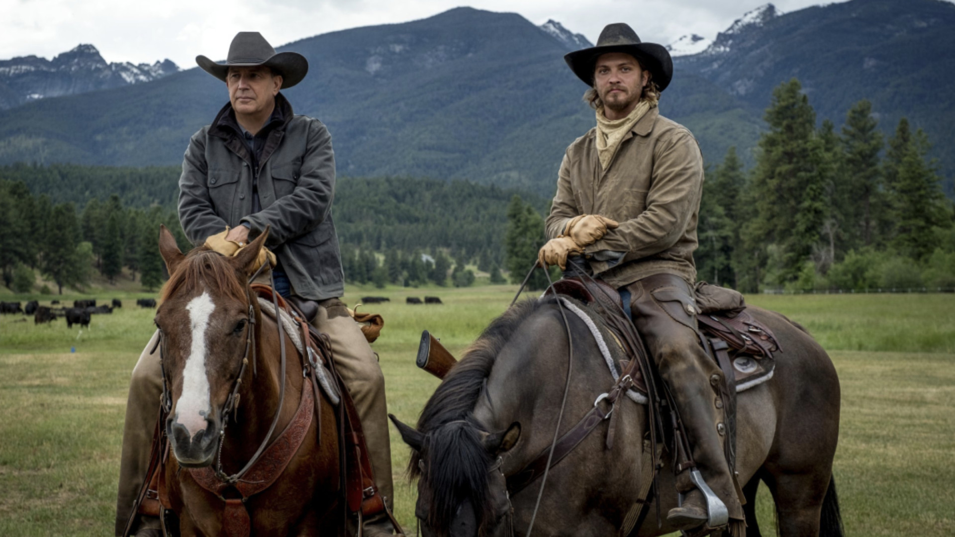 Dos vaqueros se sientan en sus caballos en Yellowstone temporada 5 episodio 3