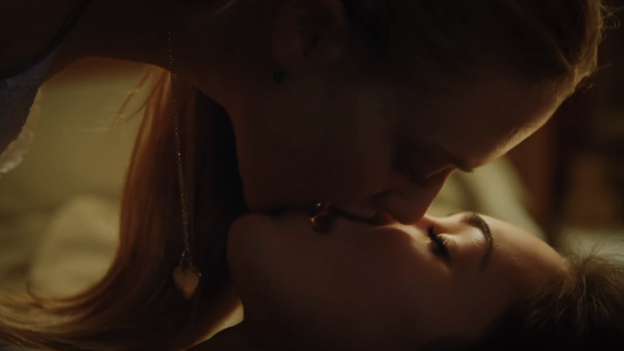 close-up of Jennifer and Needy kissing in Jennifer's Body