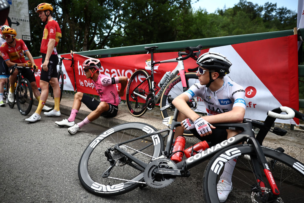 De Sloveense renner Tadej Pogacar van UAE Team Emirates, gekleed in de witte trui van de Best Young Riders (R), zit langs de kant van de weg met een peloton renners nadat de race tijdelijk was onderbroken na een massale crash in de eerste kilometer van etappe 14 van de 110e editie.  De 152 km lange wielerwedstrijd van de Tour de France tussen Annemasse en Morsaine les Portes du Soleil in de Franse Alpen op 15 juli 2023.