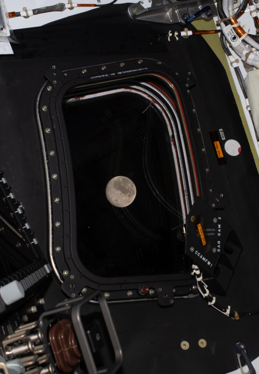 A tripulação do Artemis II tirou esta foto da Lua, quando ela se aproximava da janela da espaçonave Orion.