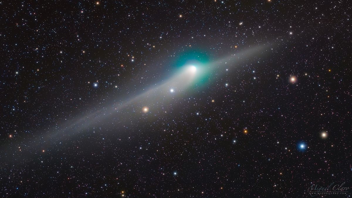 A green comet flaunts its tail in a stunning image from deep space