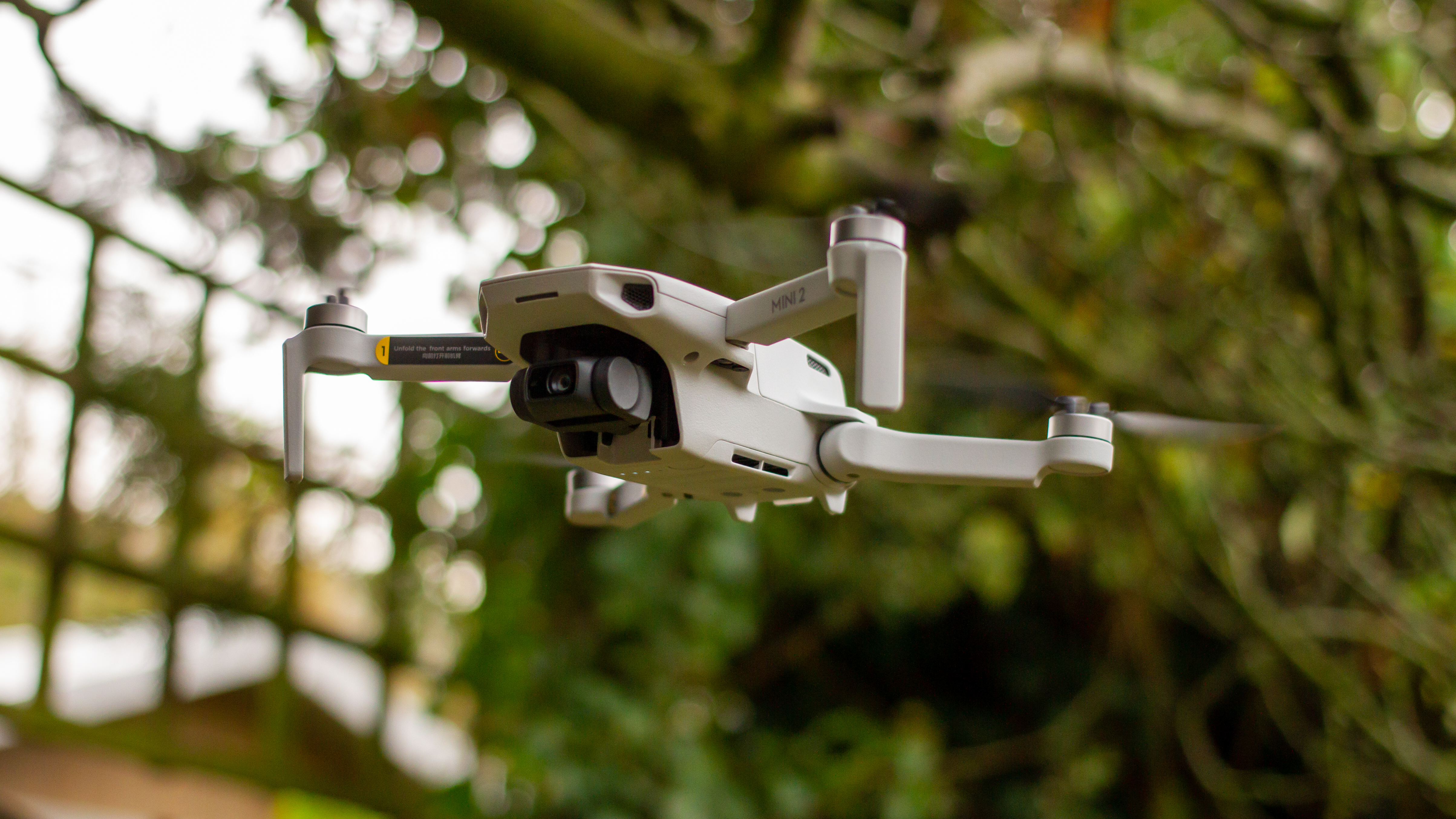 En drone av typen DJI Mini 2 i flukt.
