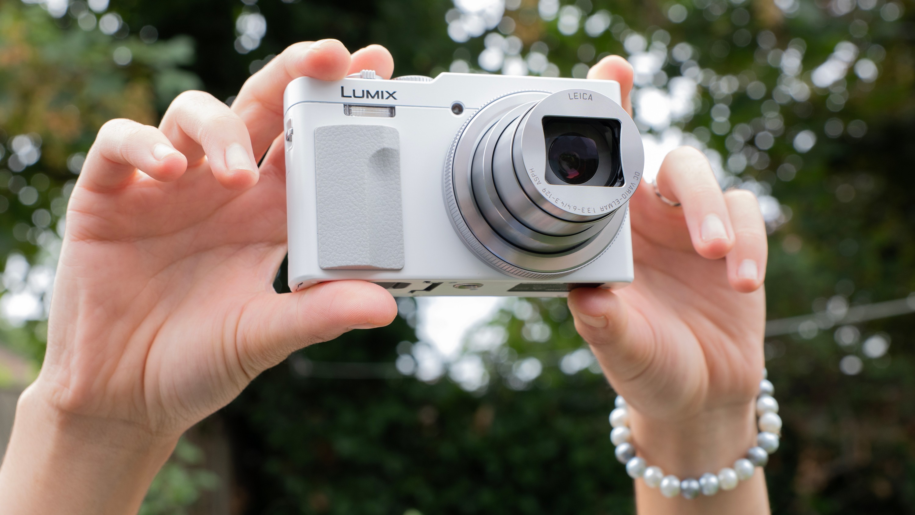 Lumix TZ99 in white
