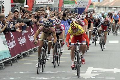 Sergio Ribeiro (Barbot-Siper) beats Alberto Benitez (Footon-Servetto) and Angel Vicioso (Andalucia-Cajasur) to the line