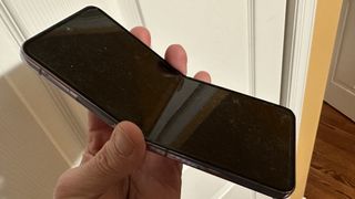 La pantalla del Samsung Galaxy Z Flip 4 llena de polvo