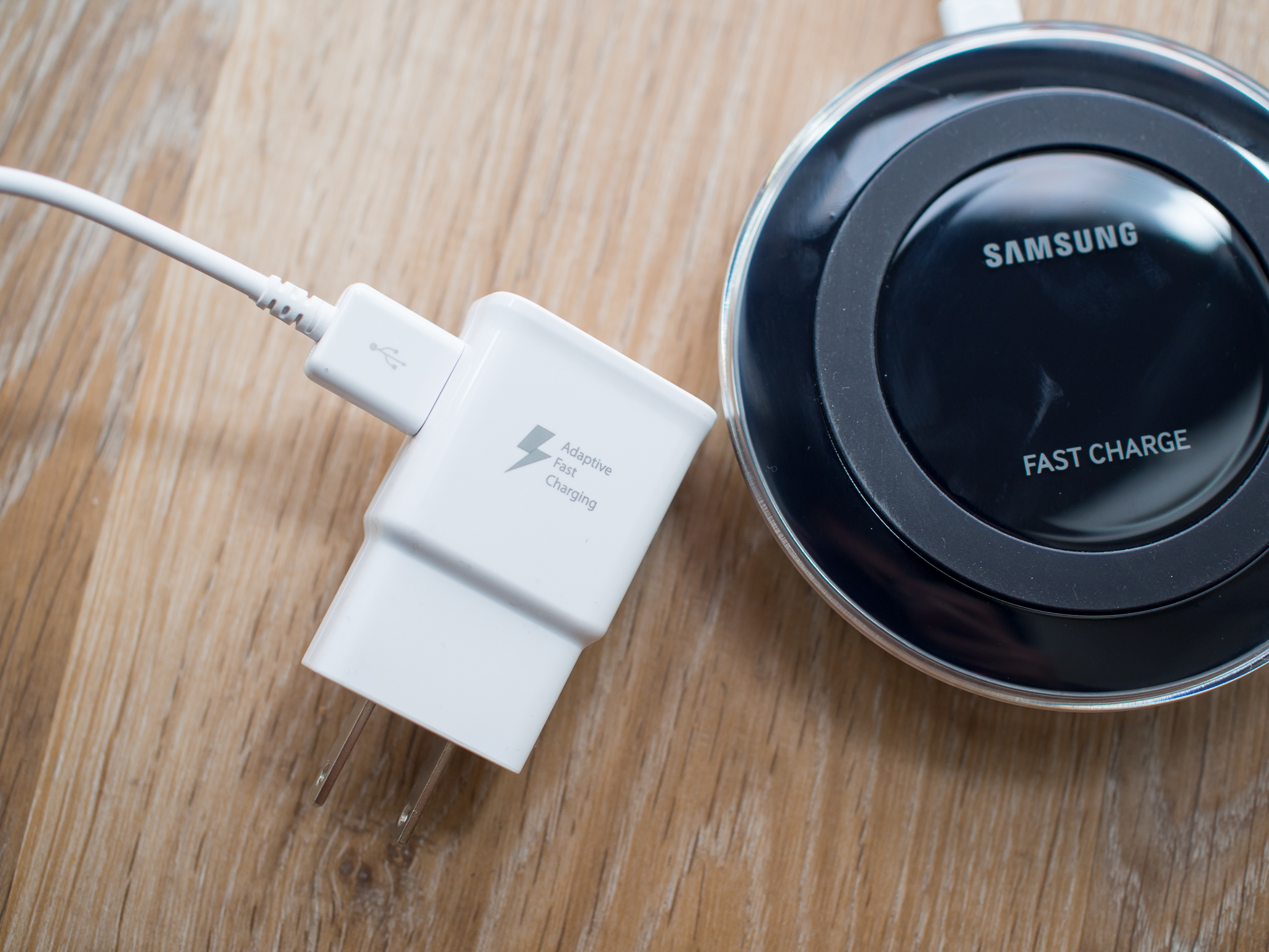 Быстрая зарядка samsung. Samsung fast charge. Беспроводная зарядка Samsung fast charge. Фаст чардж самсунг беспроводная. Зарядная станция самсунг fast charge.