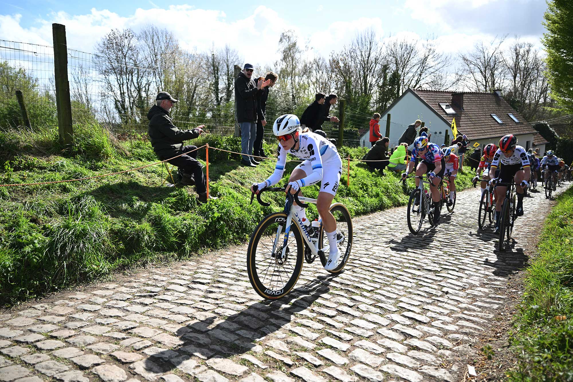 OUDENAARDE, BÉLGICA - 5 DE ABRIL: Demi Vollering de Holanda y el equipo FDJ United - SUEZ compiten en el 23º Tour de Flandes 2026 - Tour de Flandes - Élite femenina, una carrera de un día de 164,1 km de Oudenaarde a Oudenaarde / el 5 de abril / WWT 2026 en Oudenaarde, Bélgica. (Foto de Luc Claessen/Getty Images)