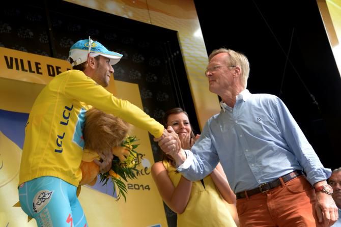 Former world champion rally driver Ari Vatanen congratulates Vincenzo Nibali on the podium in N&icirc;mes