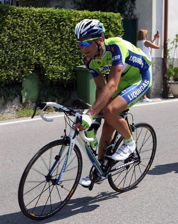 Ivan Basso (Liquigas) grabs a drink.