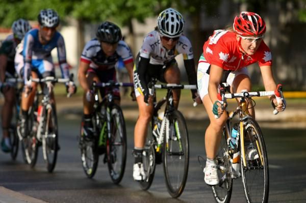 Leah Kirchmann (Colavita-Forno d'Asolo) in the bunch.