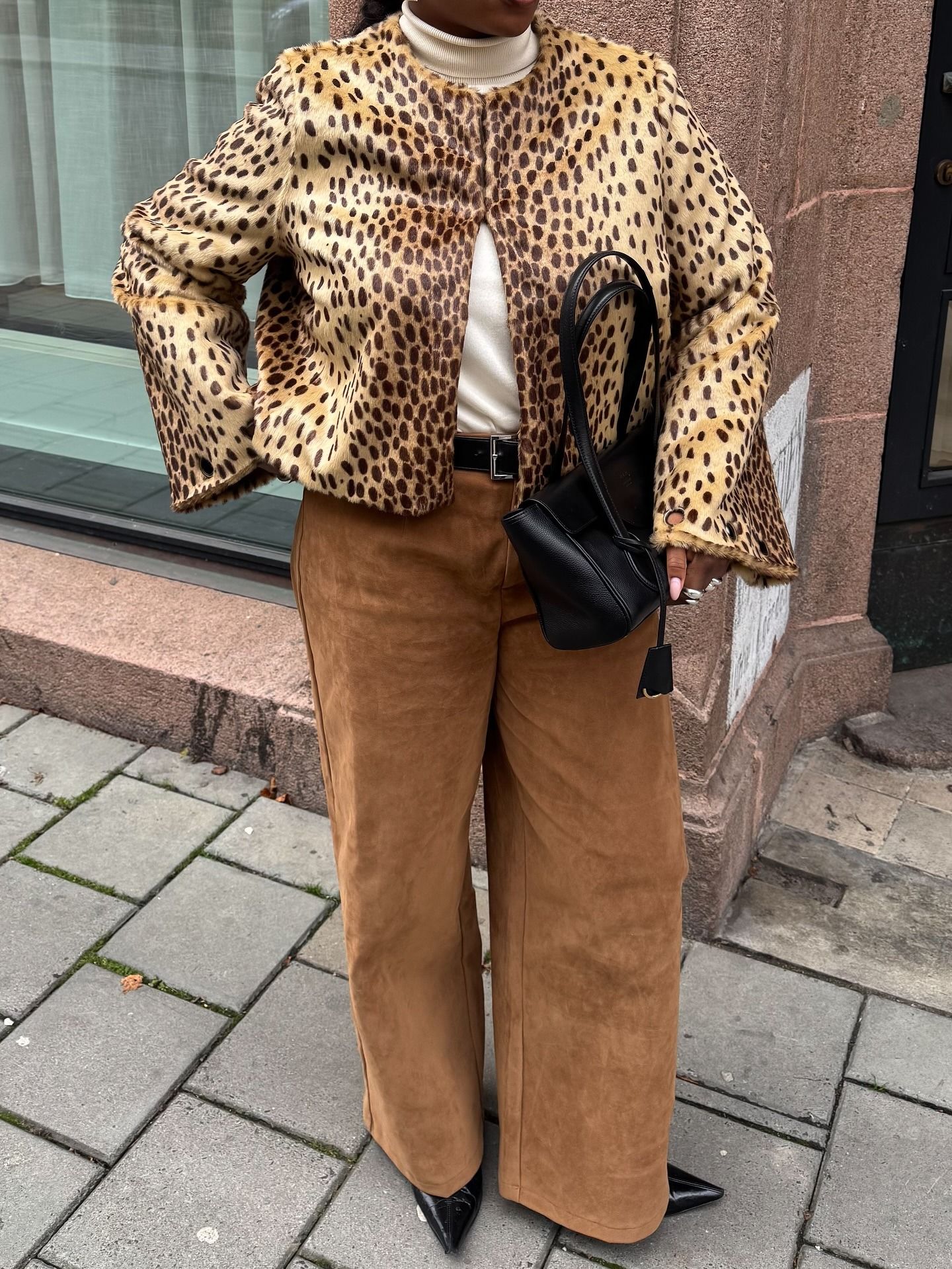 Fashion person Nnennae Chem wears the cropped leopard print coat trend.