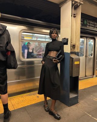 seorang wanita berpakaian hitam