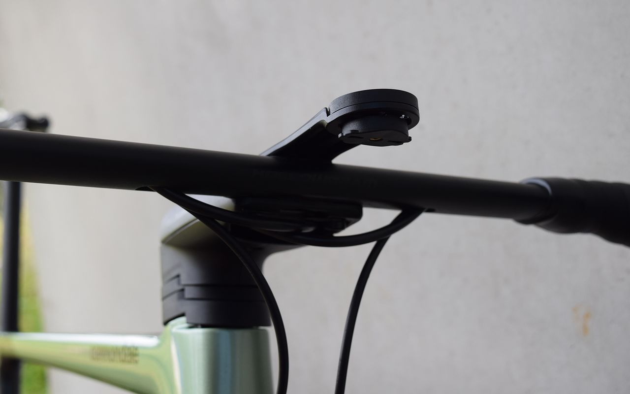 The new aero handlebars can accommodate out front computer mounts above or below the bars