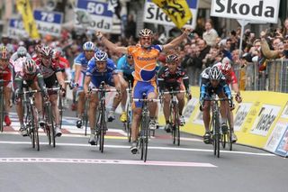Oscar Freire wins the 2007 Milan-San Remo in Via Roma