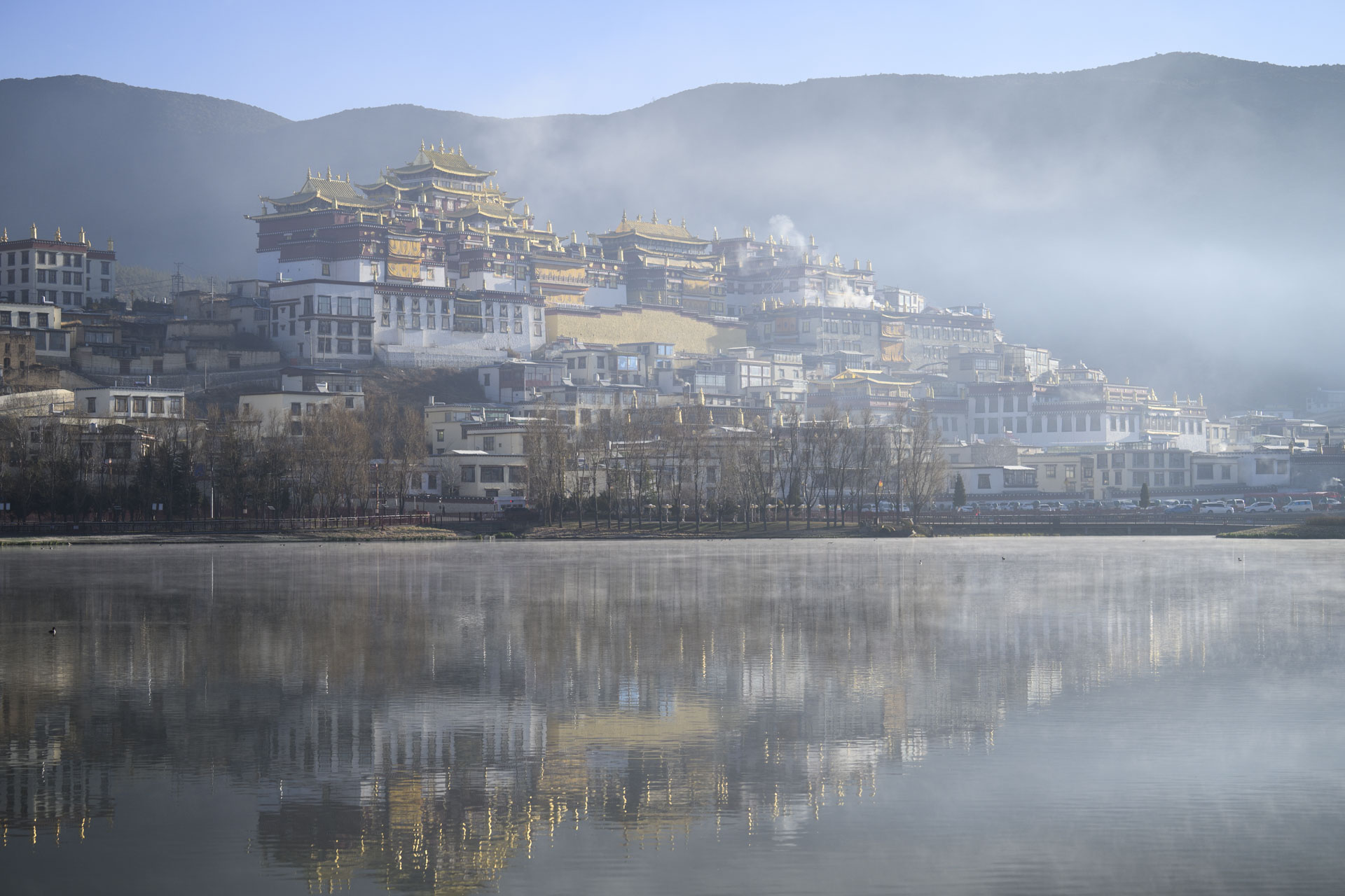 Nikon Z 70-200mm f/2.8 VR S II image gallery: a buddhist monastery and town in China, reflected ind a still lake at first light
