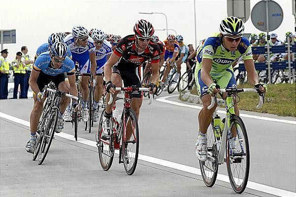 Quick Step and Columbia amass at the front coming into the final sprint.