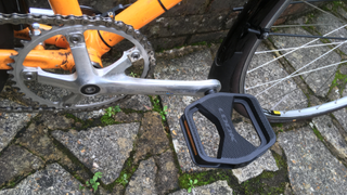 Image shows a bike mounted with Look's Geo City pedals