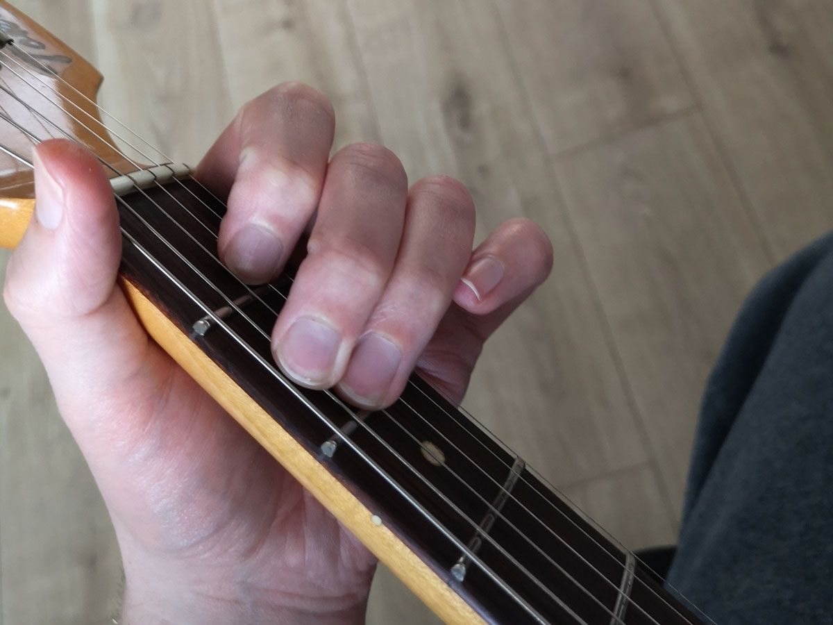 How to play an E chord on guitar