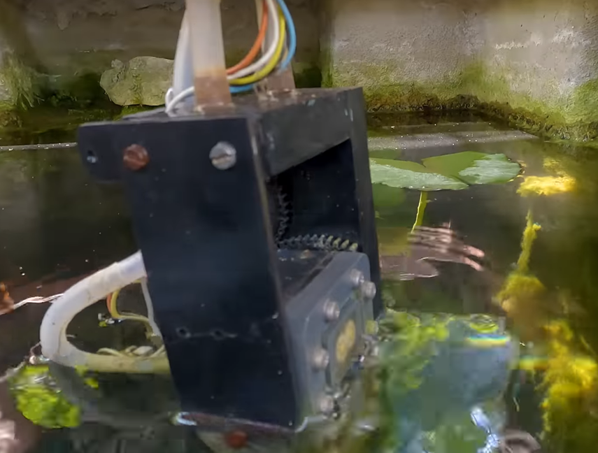 Tom Scott drives a Raspberry Pi powered submarine simulator
