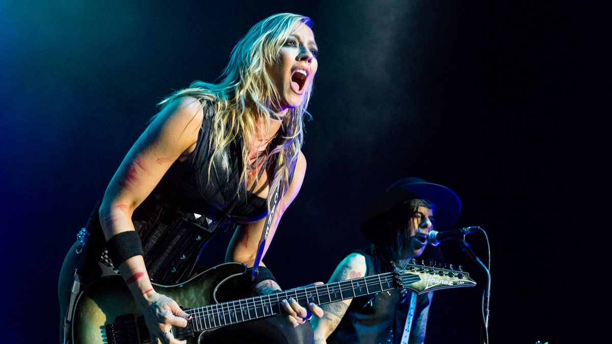 Nita Strauss live