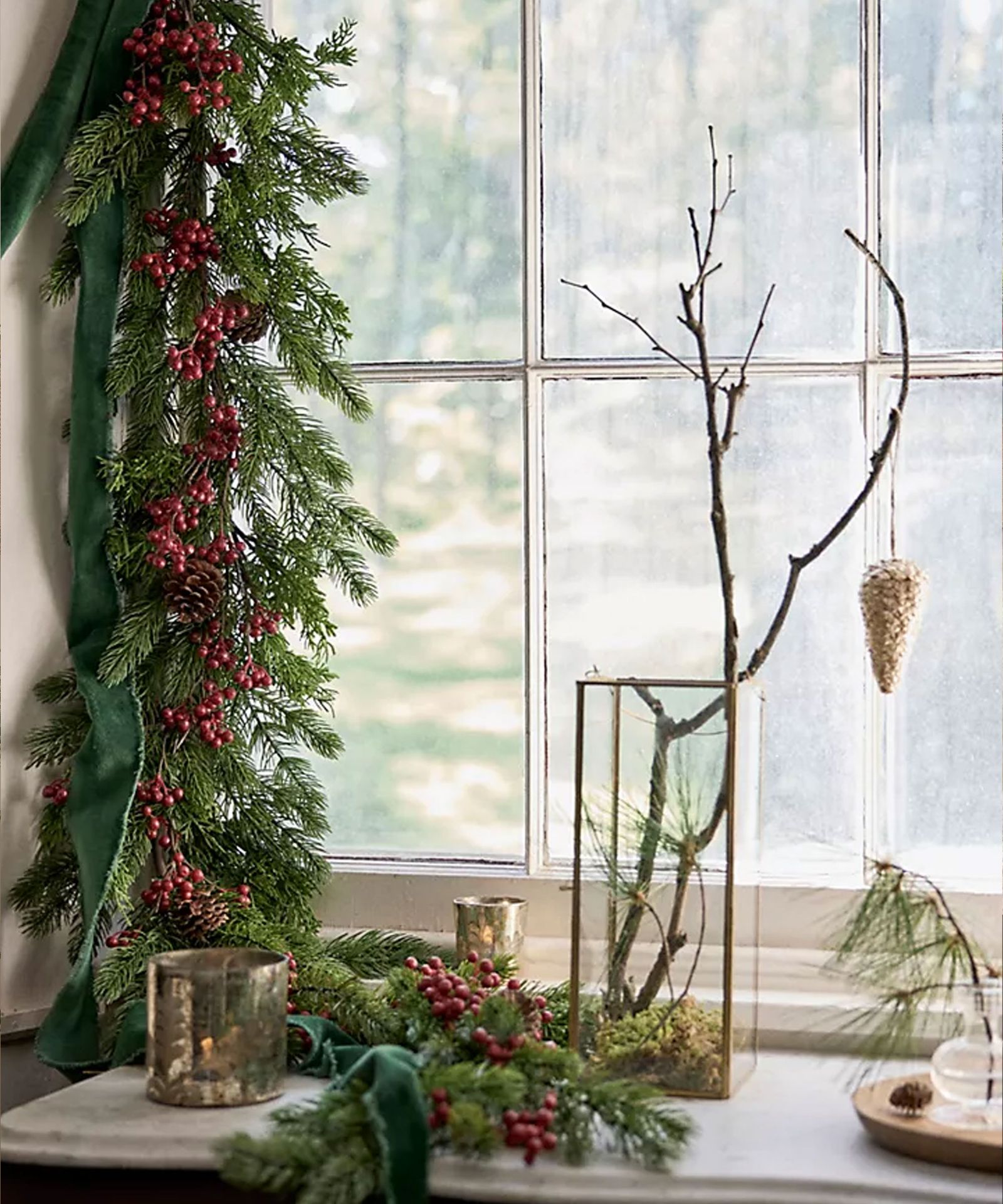 Christmas garland ideas: 12 creative ways to display yours | Homes and ...