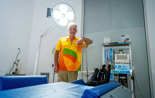 Leading surgeon Carlos Eduardo Veiga