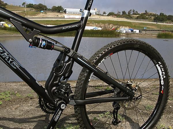 The rear end uses a similar layout as on the Carbide but adds another 10mm of travel.