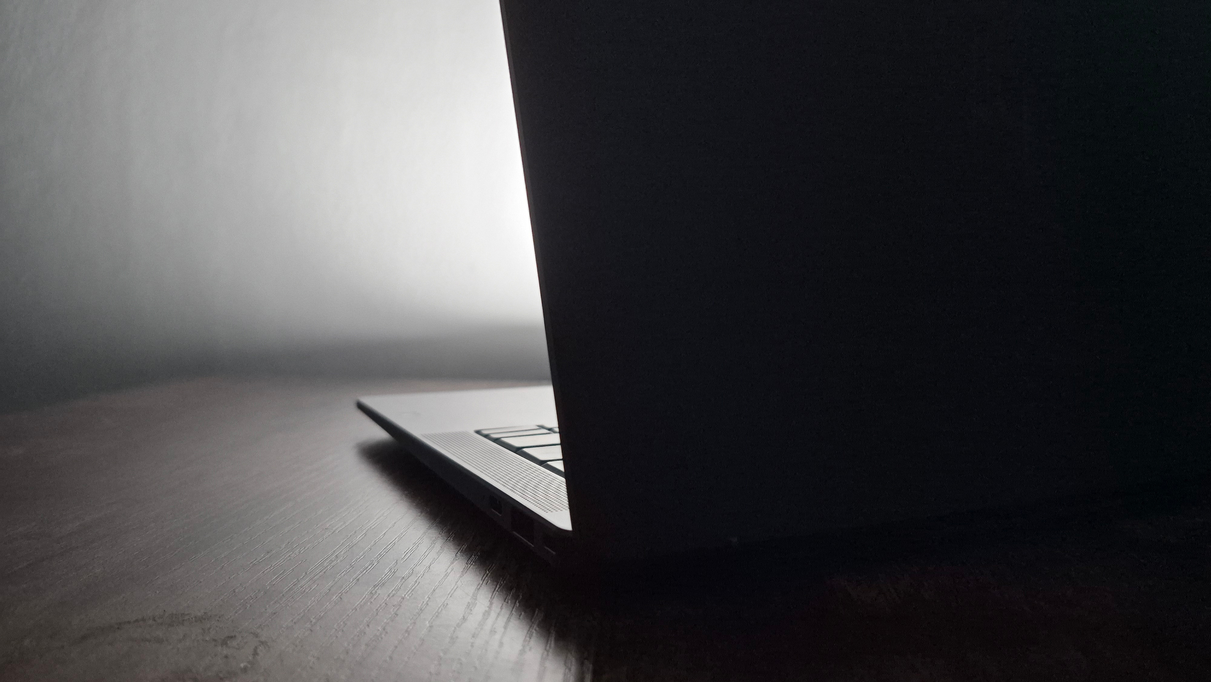 The HP EliteBook X G2i on a desk