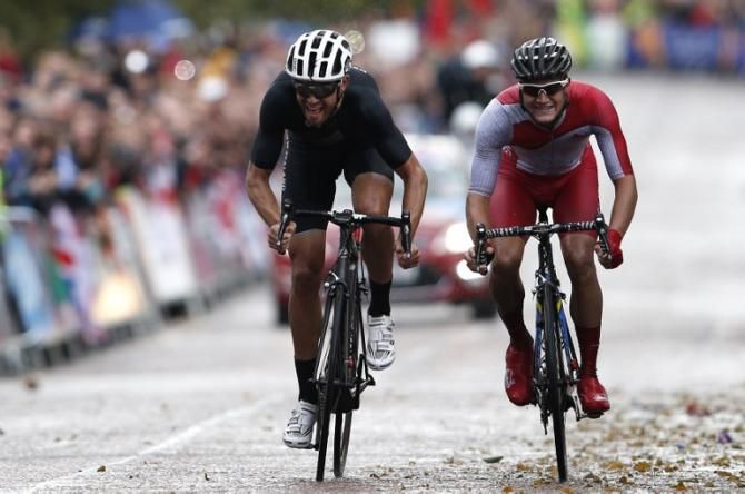 Jack Bauer (New Zealand) out-sprints Scott Thwaites (England) for silver