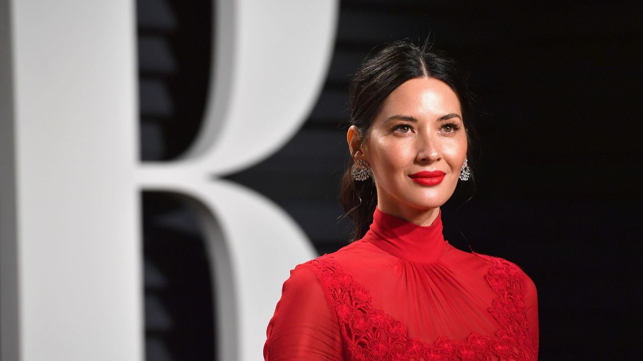 Olivia Munn attends the 2017 Vanity Fair Oscar Party