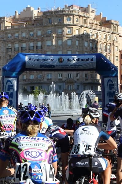 At first sight, it looks like the start arch leads straight into a fountain