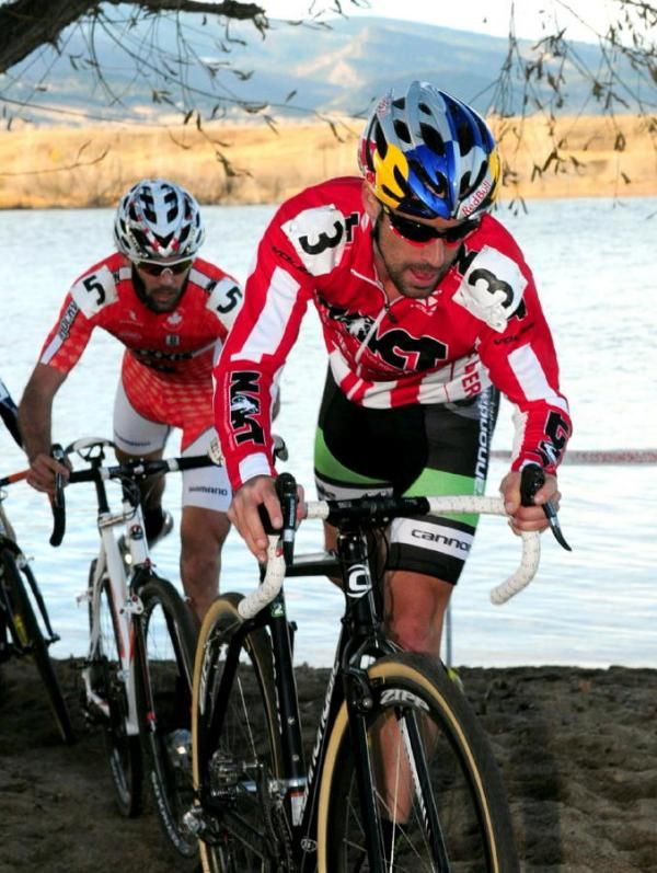 Tim Johnson (Cannondale-Cyclocrossworld.com) leading Geoff Kabush (Maxxis - Rocky Mountain) over the pier.