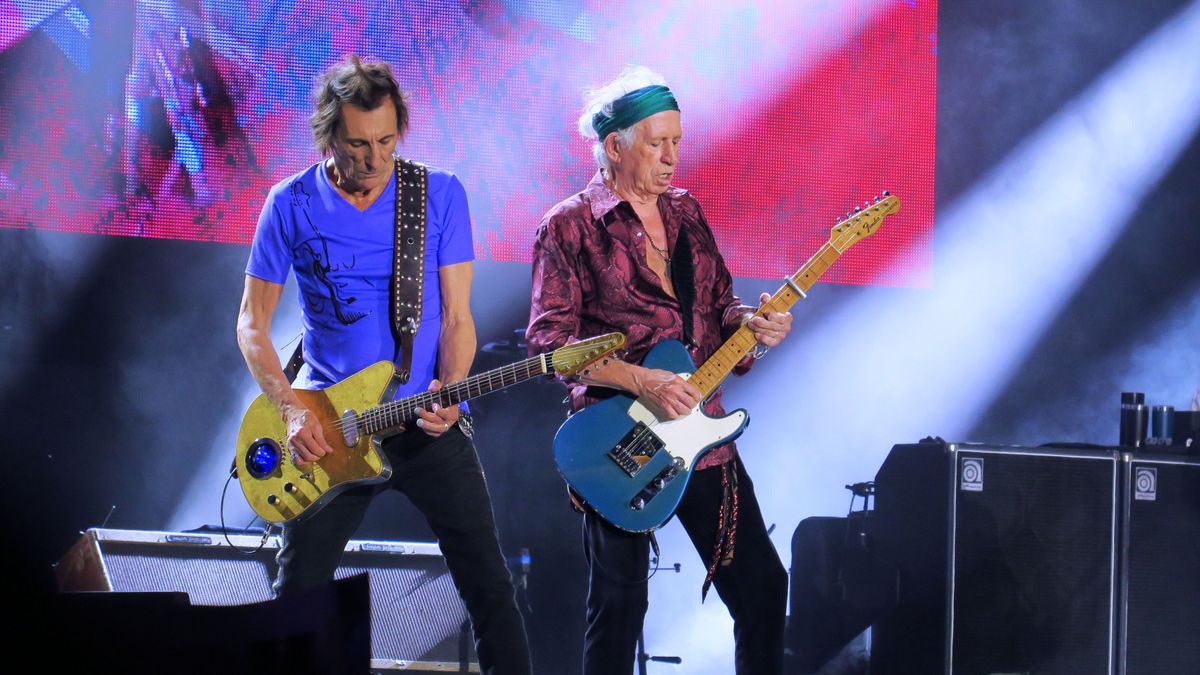  Ronnie Wood (L) and Keith Richards perform with the Rolling Stones on their Hackney Diamonds tour at the Camping World Stadium on June 3, 2024 in Orlando, Florida