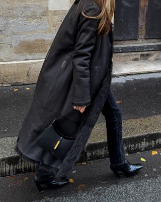 woman wearing all-black skinny jeans outfit