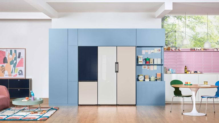 海军蓝、白色和蓝色的冰箱冰箱在一个大的开放式厨房生活空间-三星