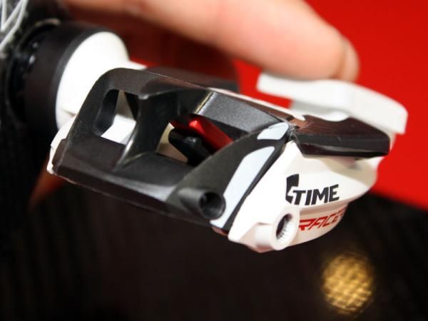 The red bit in the middle is the 'trigger' that holds the rear latch partially open when the cleat is disengaged, thus making for far easier entry than usual.
