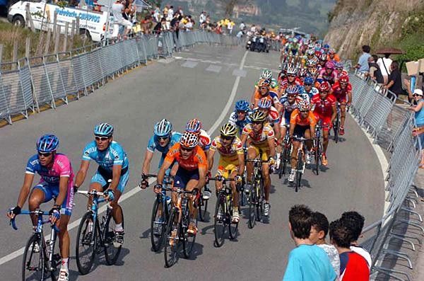 The peloton strung out in the finale