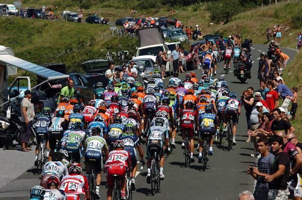The San Sebastian peloton ascends the Alto de Jaizkibel.