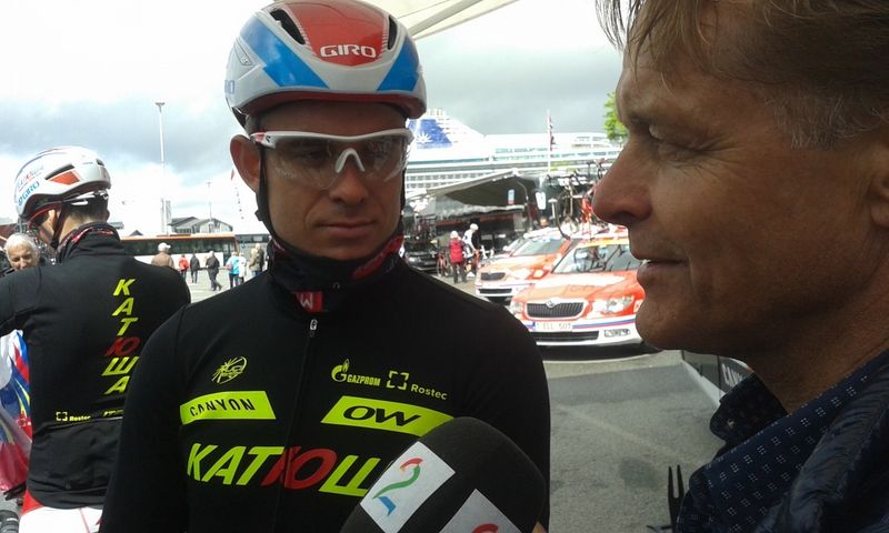 Alexander Kristoff and Dag-Otto Lauritzen discuss the world championship course in Bergen in front of a cruise ship
