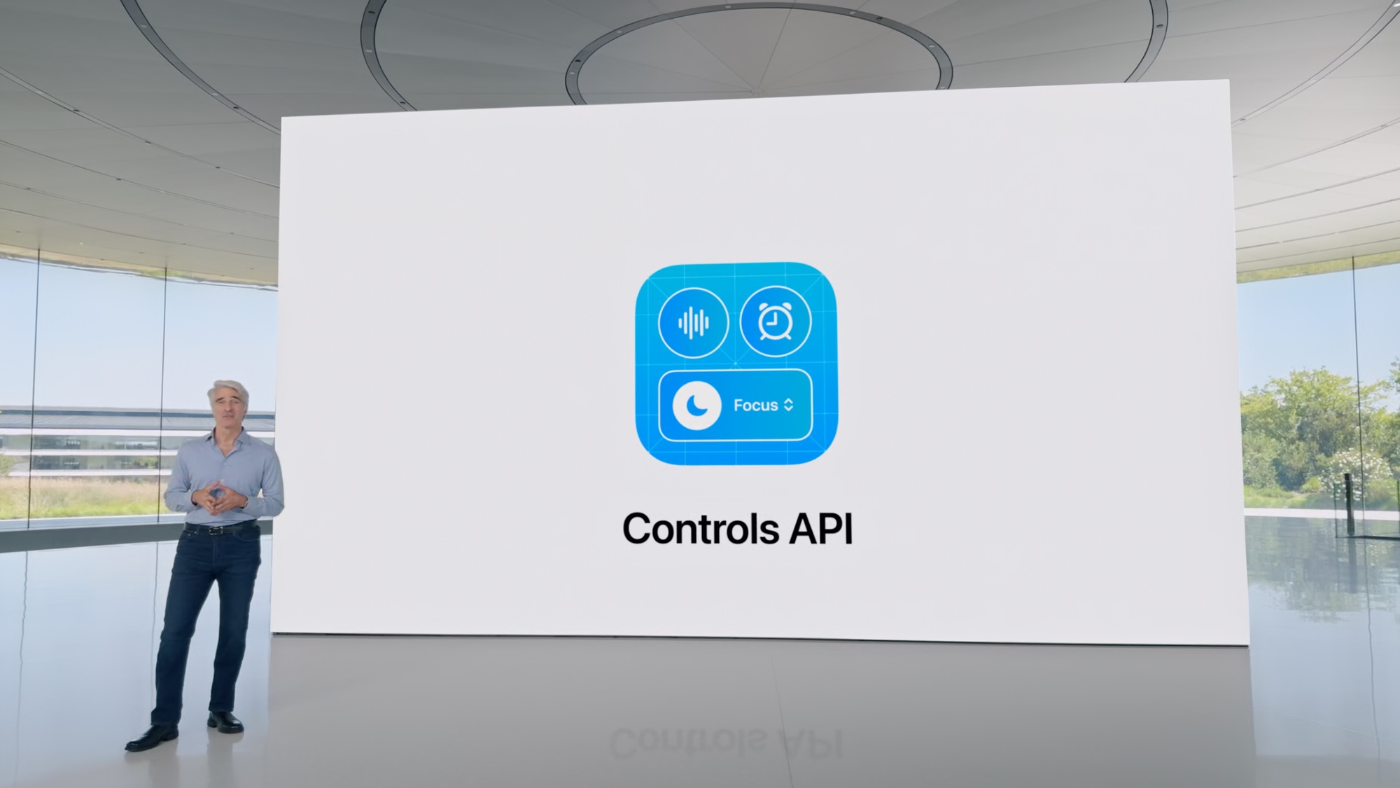 Craig Federighi, SVP d'Apple, devant une icône de l'API Apple Control
