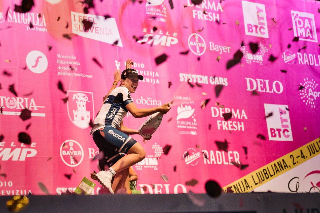 Annemiek van Vleuten on the prologue podium.